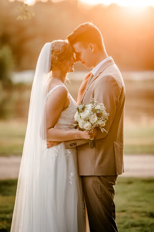 Bruidspaar in het gouden avondlicht – trouwfotograaf Wedding Motions